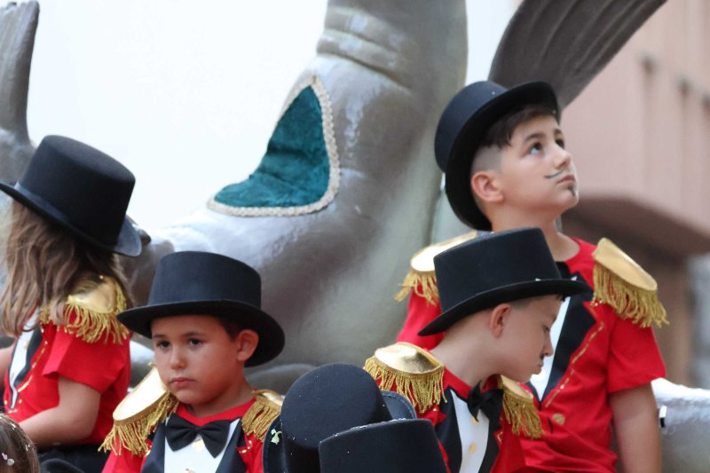 Les carrosses de Gata omplin el recorregut d’enginy, confeti,… i crítiques per l’entrada de bous “sorpresa” Les carrosses de Gata omplin el recorregut d’enginy, confeti,… i crítiques per l’entrada de bous “sorpresa”